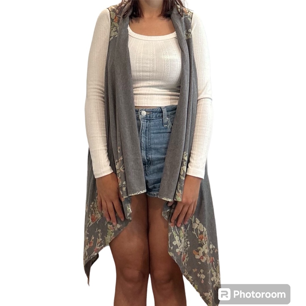 Demdaco Floral Sleveless Cardigan🪷